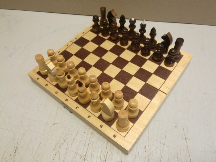 Шахматы походные в комплекте с доской