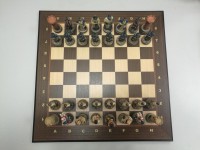 Шахматы подарочные из полистоуна большие "Крестоносцы и Арабы" с цельной деревянной доской