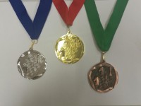 Шахматная медаль круглая золотая на  ленте